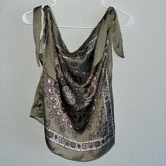 Le Lis Collection Silk Blouse - Picture 2 of 3